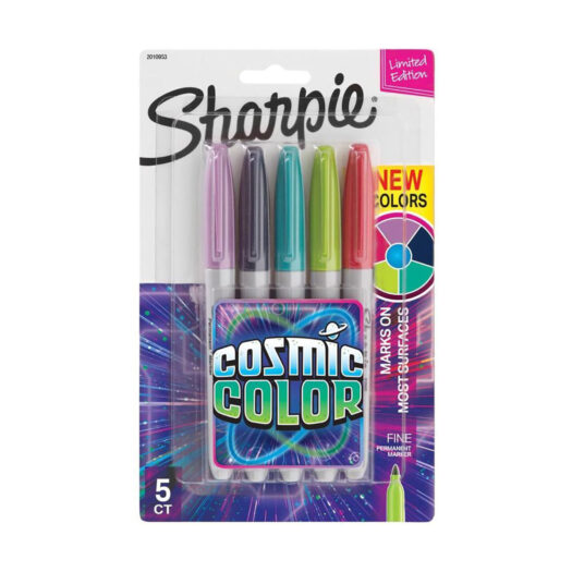 De inhoud van de Sharpie Cosmic Color set is 5 oogverblindende kleuren. De stiften zijn toe te passen op de meeste oppervlakken, zoals papier, plastic en metaal. Bestand tegen water en vervaging. De inkt droogt snel op.